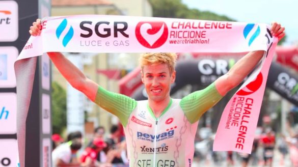 De Oostenrijkse triatleet Thomas Steger bij zijn zege in de Challenge Riccione (foto: Challenge Family/Jose Luiz Hourcade)