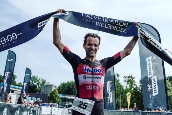 Tom Vander Hoogerstraete wint de halve triatlon in Willebroek (foto: Stijn Vandecapelle)