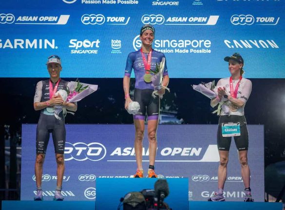 Asheigh Gentle op het podium van de PTO Asian Open triatlon in Singapore (foto; PTO)