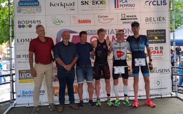 Pieter Vanderhenst, winnaar Pamphiel Pareyn en Tim Van Hemel (r) op het podium van de Hoeks Verhuizingen Kwarttriatlon van Lommel (foto: Lommelse Triatleten RR)