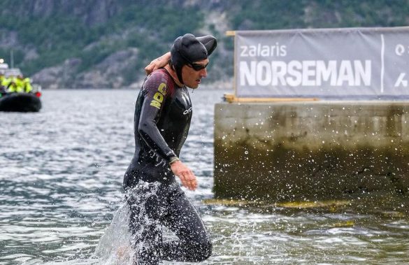 Sebastian Kienle komt als eerste uit het water in de Norseman Extreme triatlon (foto: Norseman/Lars-Erik Benne)