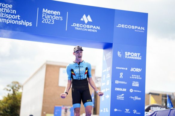 Louis Naeyaert pakt de Europese titel in Menen (foto: Decospan triatlon Menen/David Pintens)