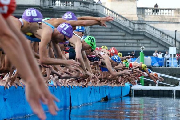 De zwemstart in de Seine bij het olympisch testevent in Parijs (foto: World Triathlon/Wagner Araujo)