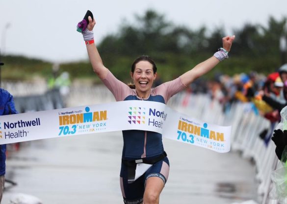 De Canadese Evelyne Papillon won de 70.3 Ironman New York in de gietende regen (foto: Ironman)