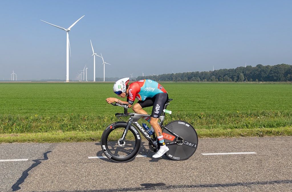 Lotto-DSTNY renner Alec Segaert zet snelste fietsronde ooit neer in halve triatlon Almere