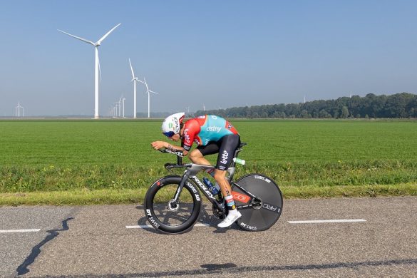 Alec Segaert tegen 49 km/uur over de dijk in de triatlon van Almere (foto: Challenge Family/Jose Luis Hourcade)