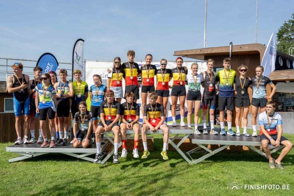 Alle kampioenen en medaille winnaars van het BK jeugdtriatlon in Hofstade (foto: Finishfoto.be/Jim De Sitter)