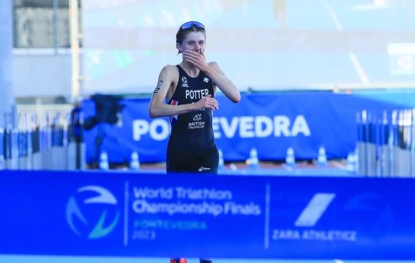 Beth Potter is de nieuwe wereldkampioene triatlon na winst in de Grand Final in Pontevedra (foto: World Triathlon/Wagner Araujo)