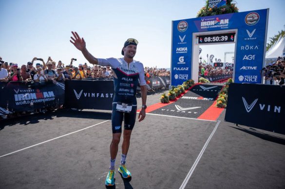 Toptriatleet Jan Frodeno zwaait nog een laatste keer naar de fans op het WK Ironman in Nice (foto: Ironman/Donald Miralle)