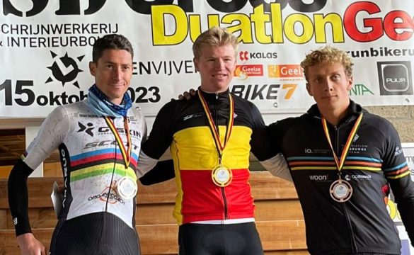 Thibaut De Smet met de driekleur tussen wereldkampioen Carabin en Dewaele op jhet podium van het BK cross-duatlon in Geel (foto: Smetties Cycling Team RR)