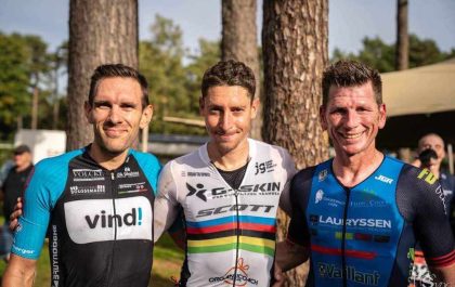 Wereldkampioen Sebastien Carabin tussen Alexander Chamon (l) en Geert Lauryssen (r) in de cross duatlon van Lichtaart (foto: Stijn Van De Capelle)