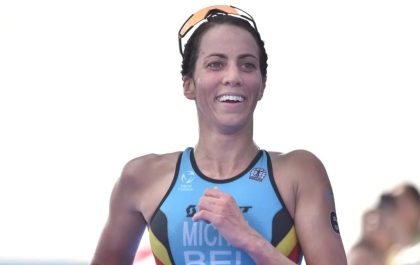 Een stralende Claire Michel wordt knap tweede in de World Cup triatlon in Chengdu (foto: World Triathlon/Janos M. Schmidt)