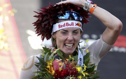 Lucy Charles-Barclay straalt aan de finish van het WK Ironman in Kona (foto: Ironman/Getty Images)