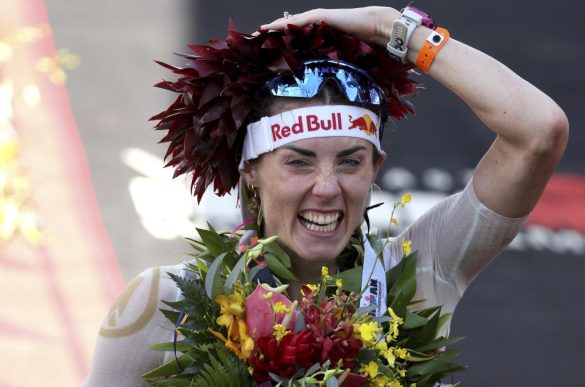 Lucy Charles-Barclay straalt aan de finish van het WK Ironman in Kona (foto: Ironman/Getty Images)