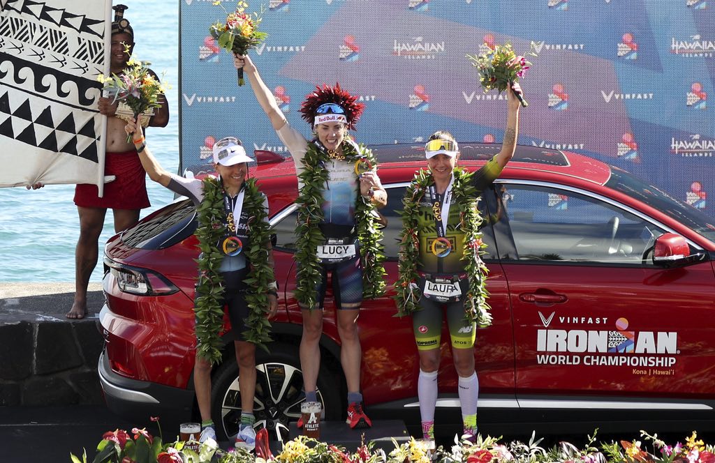 Het podium van het WK Ironman in Hawaii met Lucy Chazrles-Barclay tussen Anne Haug (l) en Laura Philipp (r) (foto: Ironman/Getty Images)