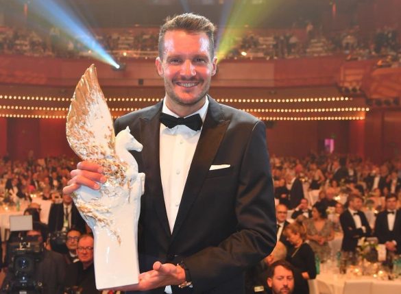 Jan Frodeno poseert trots met zijn Legend of Sport trofee (foto: Instagram Jan Frodeno RR)