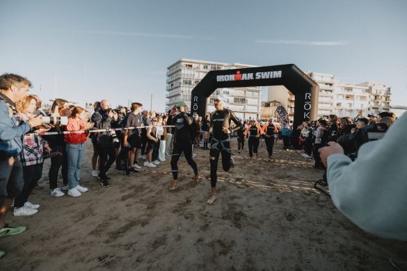 De zwemstart van de 70.3 Ironman Belgium op het strand van Knokke-Heist in 2023 (foto: Ironman)