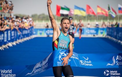 Jelle Geens won de WTCS triatlon in Abu Dhabi in 2021 (foto: World Triathlon/Wagner Araujo)