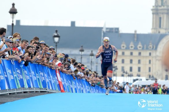 Kristian Blummenfelt aan de finish van het olympisch test-event in Parijs (foto; World Triathlon/Wagner Araujo)