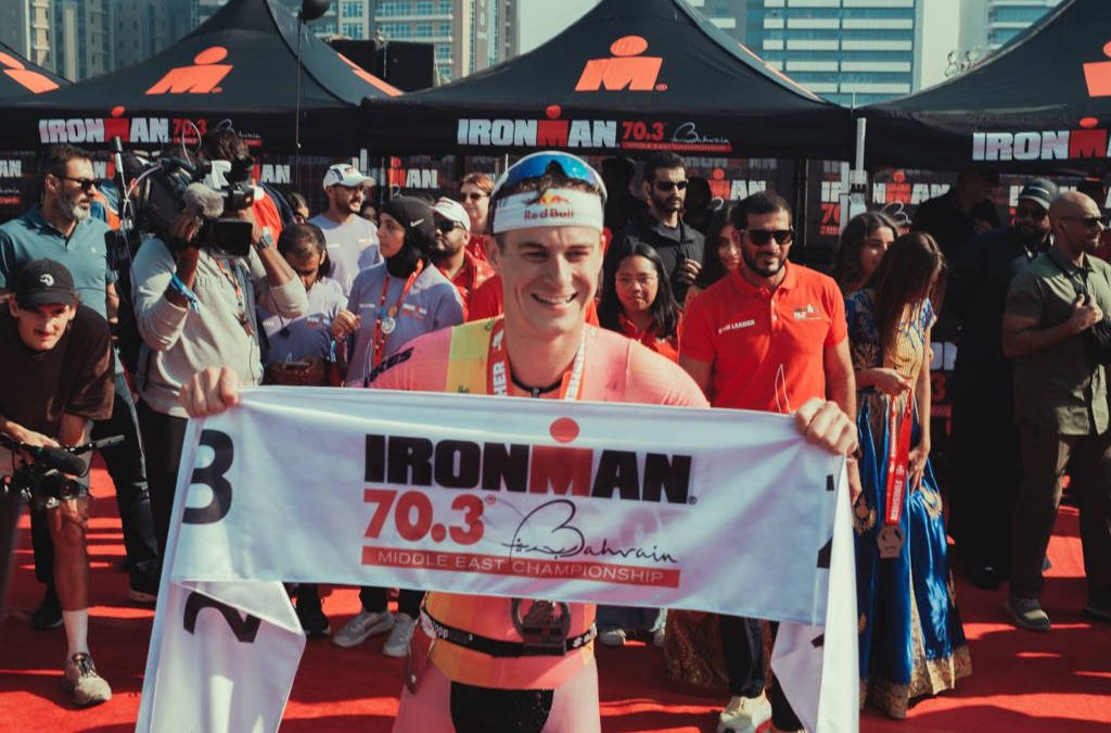 Marten Van Riel knalt naar winst in snelle 70.3 Ironman Bahrein en pakt twee op twee