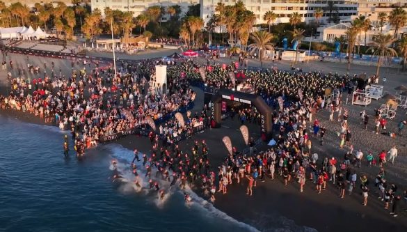 De zwemstart van de 70.3 Ironman Marbella (foto: screenshot Ironman video)