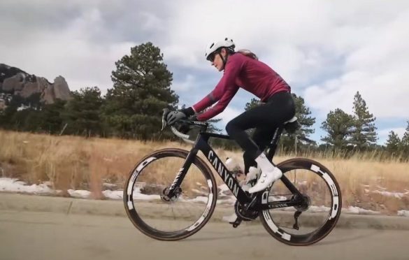 Triatlete Gwen Jorgensen op training met haar nieuwe Canyon fiets (foto: 3athlon.be)