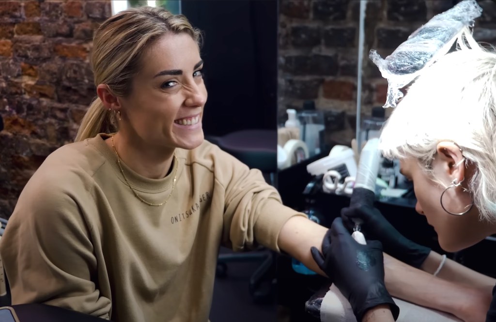 Lucy Charles vereeuwigt Ironman wereldtitel met tattoo op haar arm