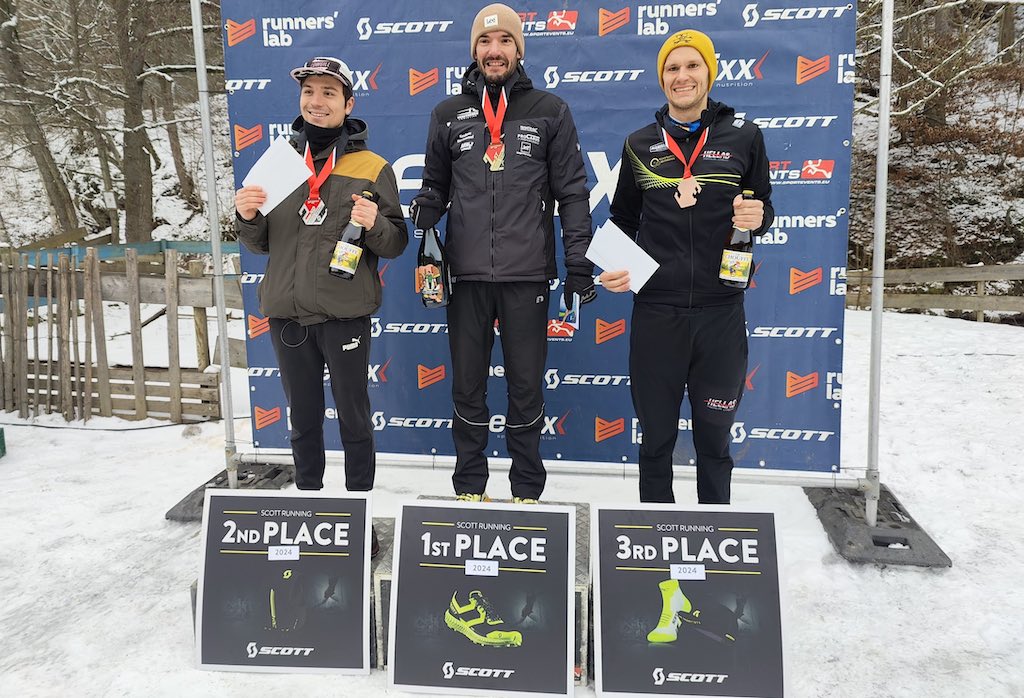 Lukas Bosmans op het podium van de Xtrails in Houffalize (foto: 3athlon.be)
