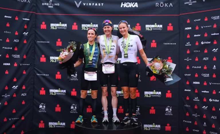 Hanne De Vet (r) op het podium van de 70.3 Ironman Tasmania (foto: 3athlon.be Ironman video screenshot)