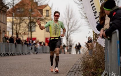 Jelle Wallays aan de finish van de cross duatlon van Westrozebeke (foto: Triatlon Vlaanderen/Stijn Vandecapelle)