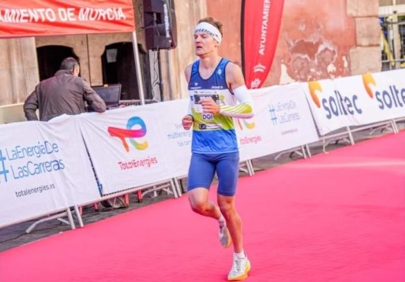 Jonathan Wayaffe finisht in 1u04 in de halve marathon van Murcia (foto: Total Energies Marathon Murcia RR)