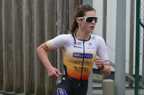 Emma Cottenie wint de sprinttriatlon van Poperinge (foto: LTTD)