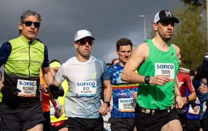 Frederik Van Lierde gegangmaakt door zijn broer Vincent in de beginfase van de Sofico Gent Marathon (foto: David Pintens)
