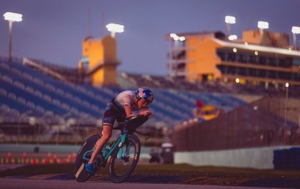 Lucy Charles-Barclay op het racecircuit in de T100 Miami (foto: PTO/James Mitchell)