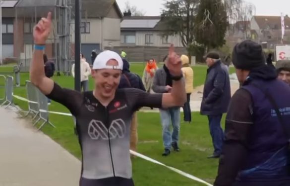 Nick Thijs wint de triatlon van Diksmuide (foto: 3athlon.be)