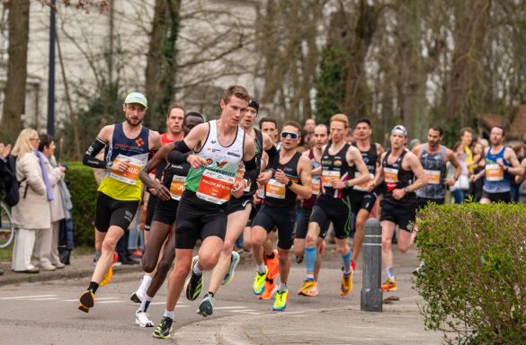 Triatleten Simon De Cuyper en Giani Vanden Broucke in de grote groep op het BK halve marathon in Gentbrugge (foto: Keep On Running)