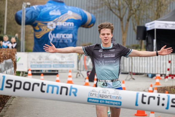 Wout Van Nuffelen wint de zwemloop van Maaseik (foto: TrisportMnK)