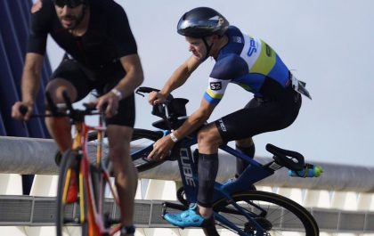 Jonathan Wayaffe katapulteert zichzelf de lucht in tijdens de 70.3 Ironman Valencia (foto: Edu Borrow)