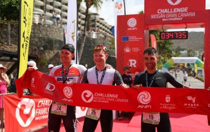Hogenhaug, winnaar Harrett en Ugarte aan de finish van de Challenge Gran Canaria (foto: Challenge Family)