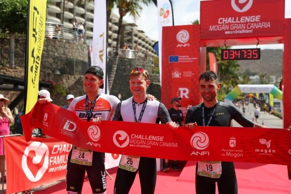 Hogenhaug, winnaar Harrett en Ugarte aan de finish van de Challenge Gran Canaria (foto: Challenge Family)