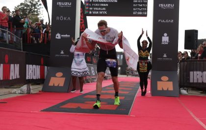 De Zweedse triatleet Rasmus Svenningsson wint de Ironman Zuid-Afrika (foto; Ironman/Richard Pearce)