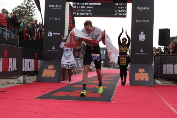 De Zweedse triatleet Rasmus Svenningsson wint de Ironman Zuid-Afrika (foto; Ironman/Richard Pearce)