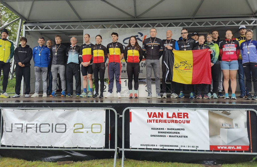Alle medaillewinnaars van het BK aquabike in Viersel (foto: 3athlon.be)