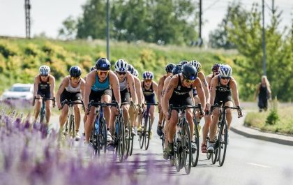 Nele Dequae geeft het tempo aan in de groep in de Europe Triathlon Cup in Olsztyn (foto; Europe Triathlon)