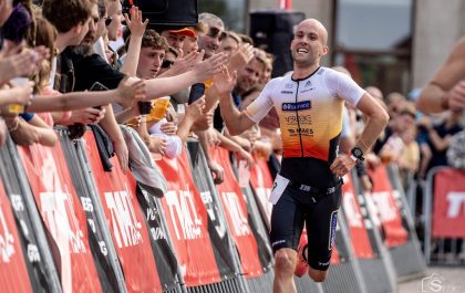 Sven Vandenbroucke wint de TVH triatlon van Izegem (foto: Stijn Vandecapelle)