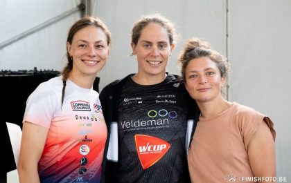 Katrien Verstuyft tussen Marie Luyckx en Deborah Druon in de kwarttriatlon van Kapelle op den Bos (foto: Finishfoto.be/Jim De Sitter)