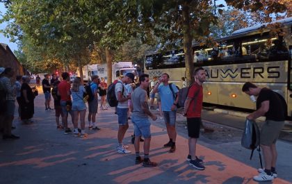 Ontgoochelde supporters stappen van de bus in Parijs, geen triatlon vandaag op de Olympische Spelen (foto: 3athlon.be/Senne Bes)
