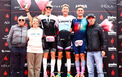 Het podium van de 70.3 Ironman Knokke-Heist met winnaar Julien Hagen tussen Tom Defoort en Sander Clerebaut in (foto: 3athlon.be/David Pintens)
