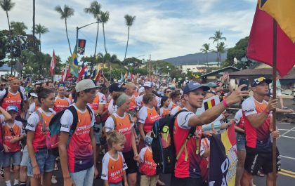 Een grote en kleurrijke Belgische delegatie bij de Nations Parade op het WK Ironman in Hawaii (foto: 3athlon.be)