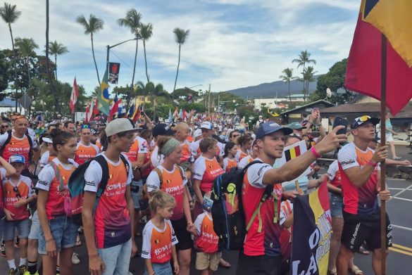 Een grote en kleurrijke Belgische delegatie bij de Nations Parade op het WK Ironman in Hawaii (foto: 3athlon.be)